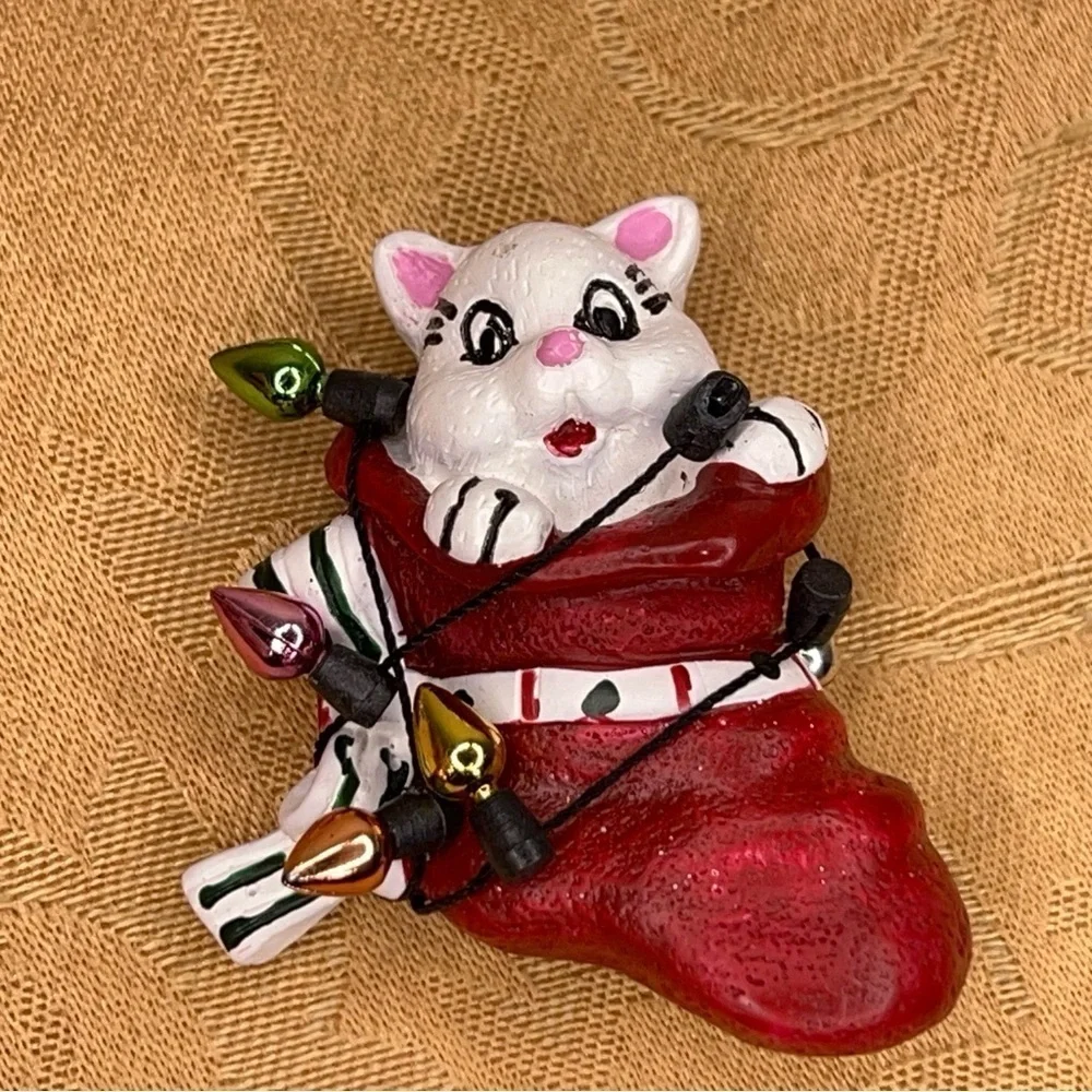 VINTAGE CAT CHRISTMAS BROOCH PIN HOLIDAY KITSCH